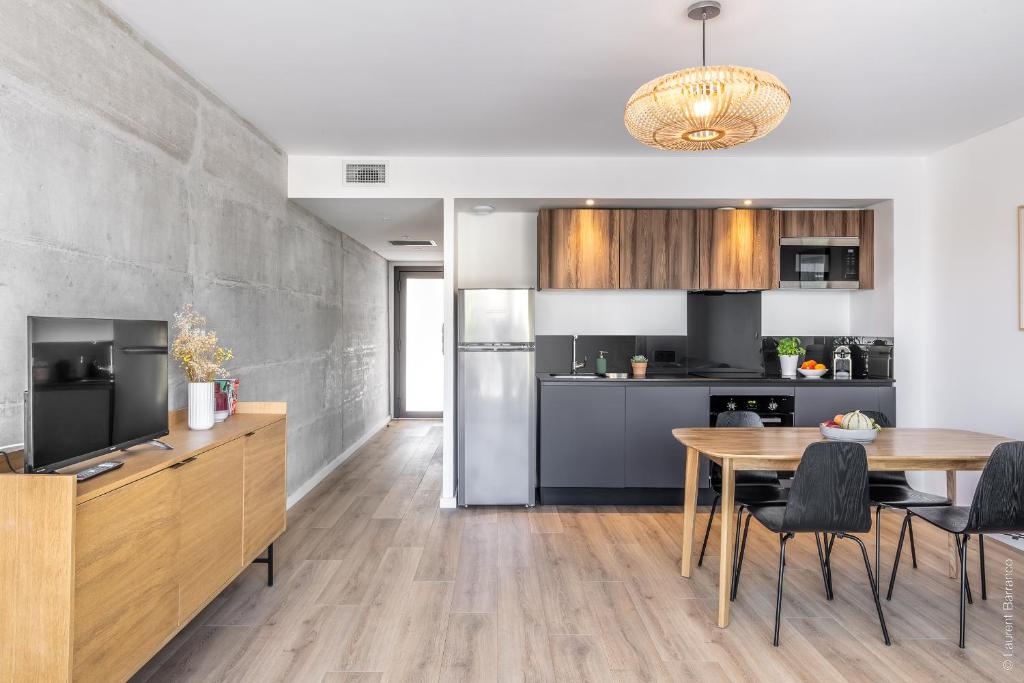 Superbe T2 neuf haut de gamme, climatisé, parking gratuit, 2eme ligne, balcon, jardin 2 photo 3