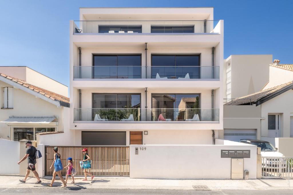 Superbe T2 neuf haut de gamme, climatisé, parking gratuit, 2eme ligne balcon, jardin