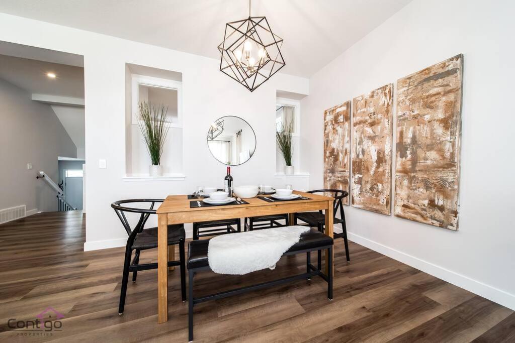 Boho Luxe Home, Sleeps 12, AirCon, King Bed, WiFi photo 1