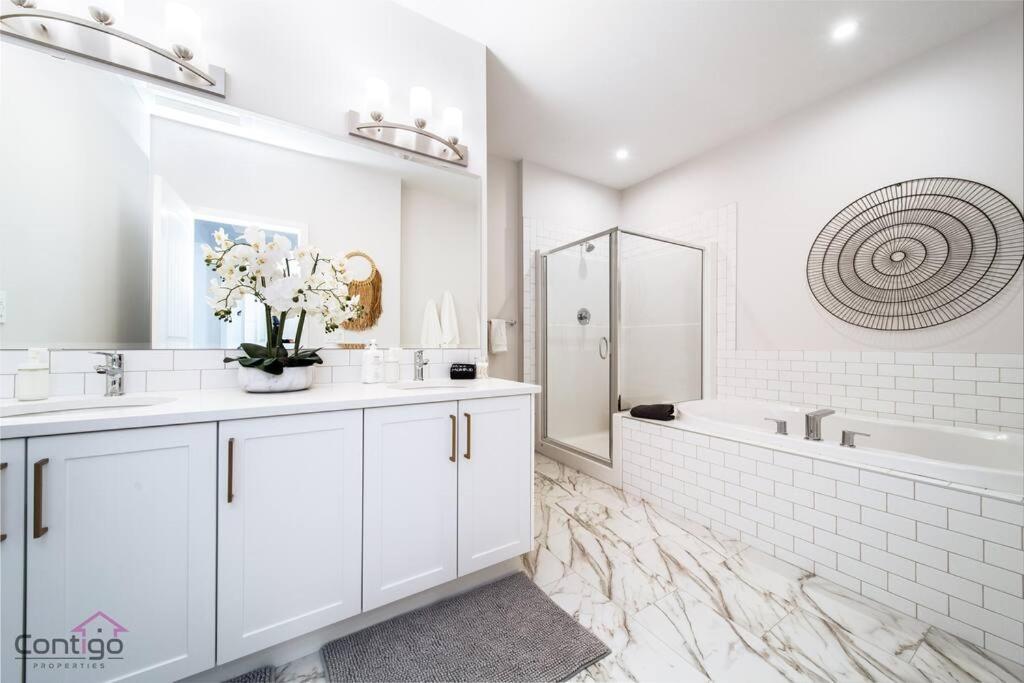 Boho Luxe Home, Sleeps 12, AirCon, King Bed, WiFi photo 3