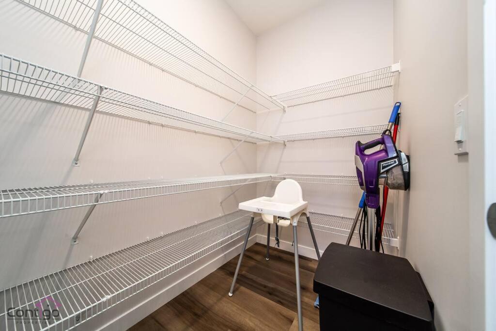 Boho Luxe Home, Sleeps 12, AirCon, King Bed, WiFi photo 4