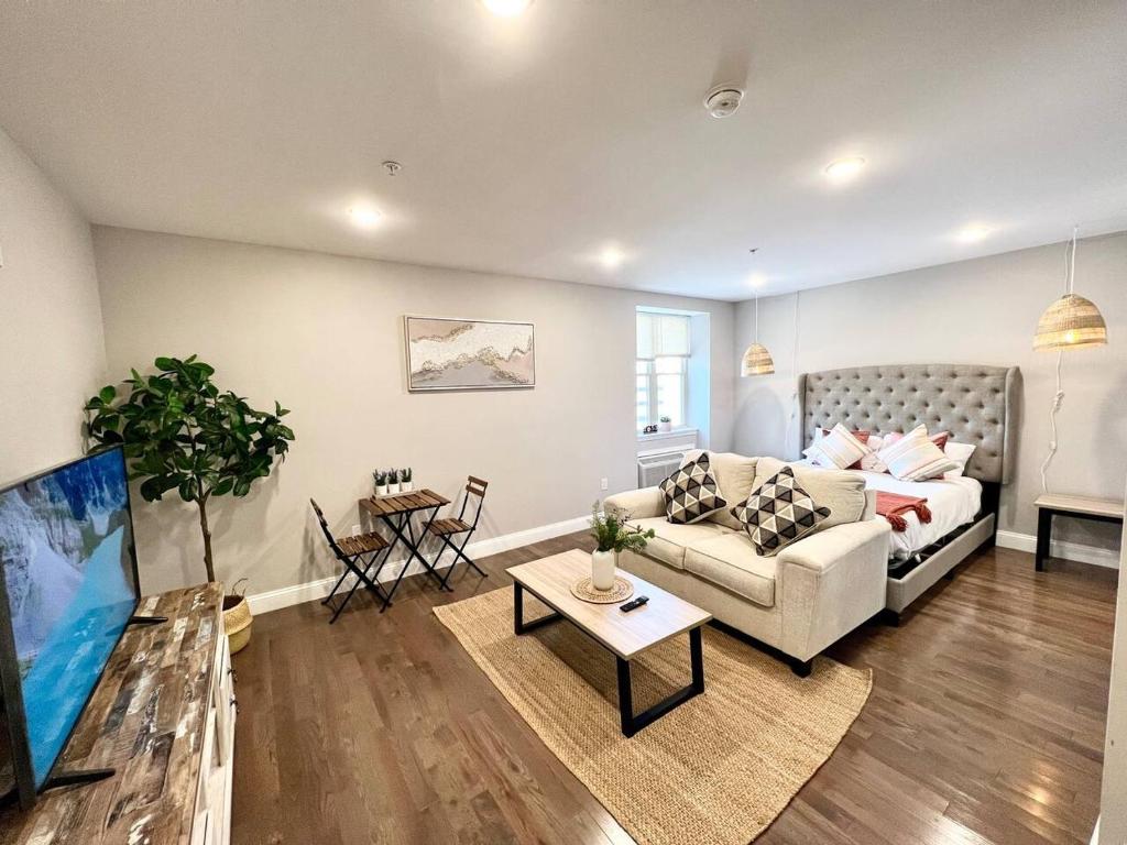 302 Comfy Cabin 1BD with city view in Center city image