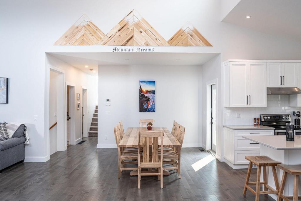 Mountain Dreams - Revelstoke Home Near RMR