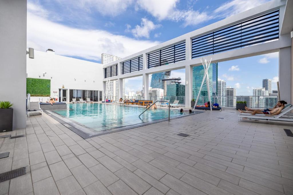 Cozy Downtown Pad- Luxe Rooftop Pool gym and More image