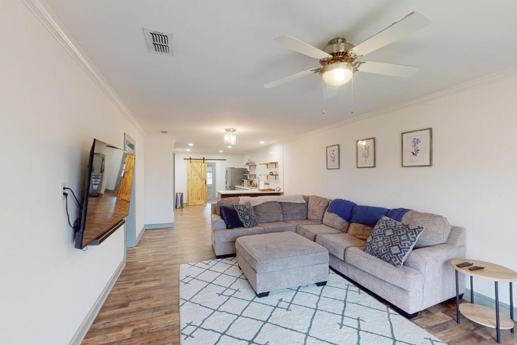 The Modern Farmhouse Cottage photo 1