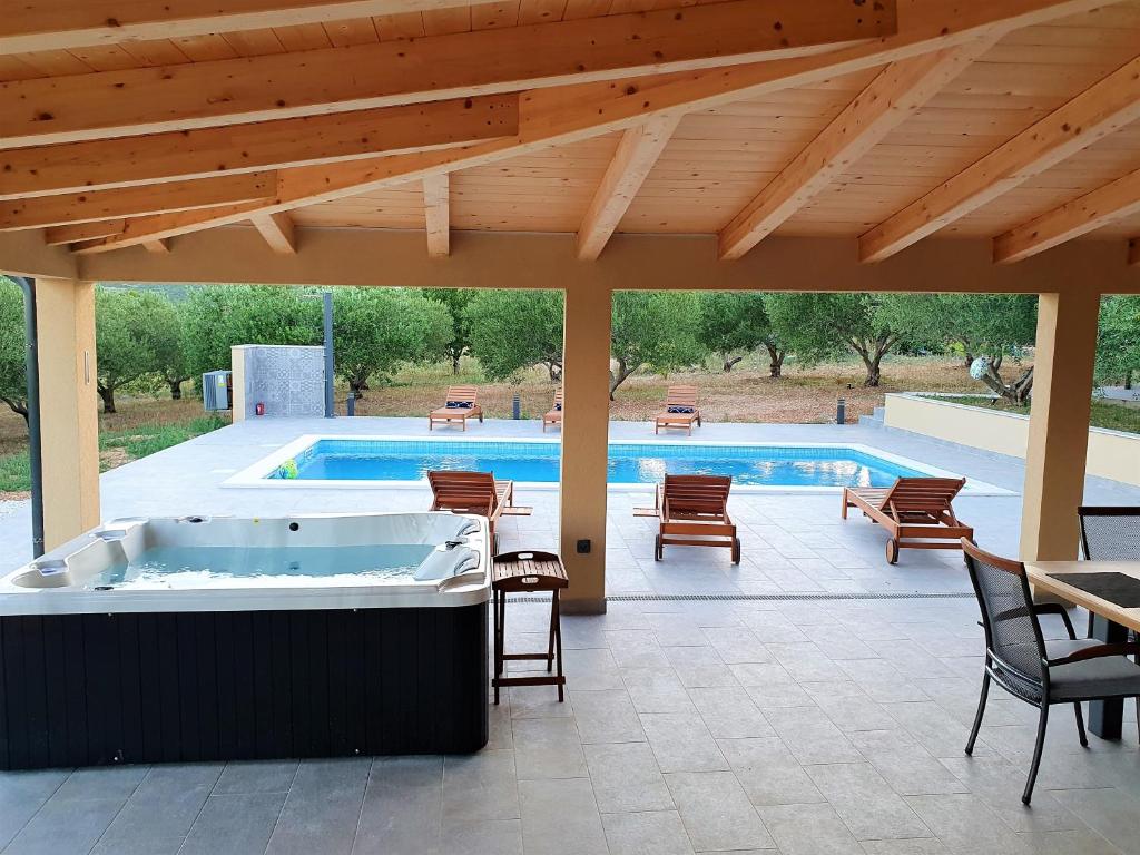NEW- Villa Olive Oasis -the heated pool & jacuzzi photo 2