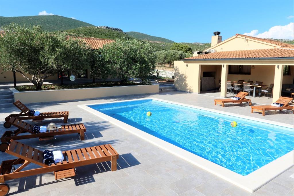 NEW- Villa Olive Oasis -the heated pool & jacuzzi photo 3