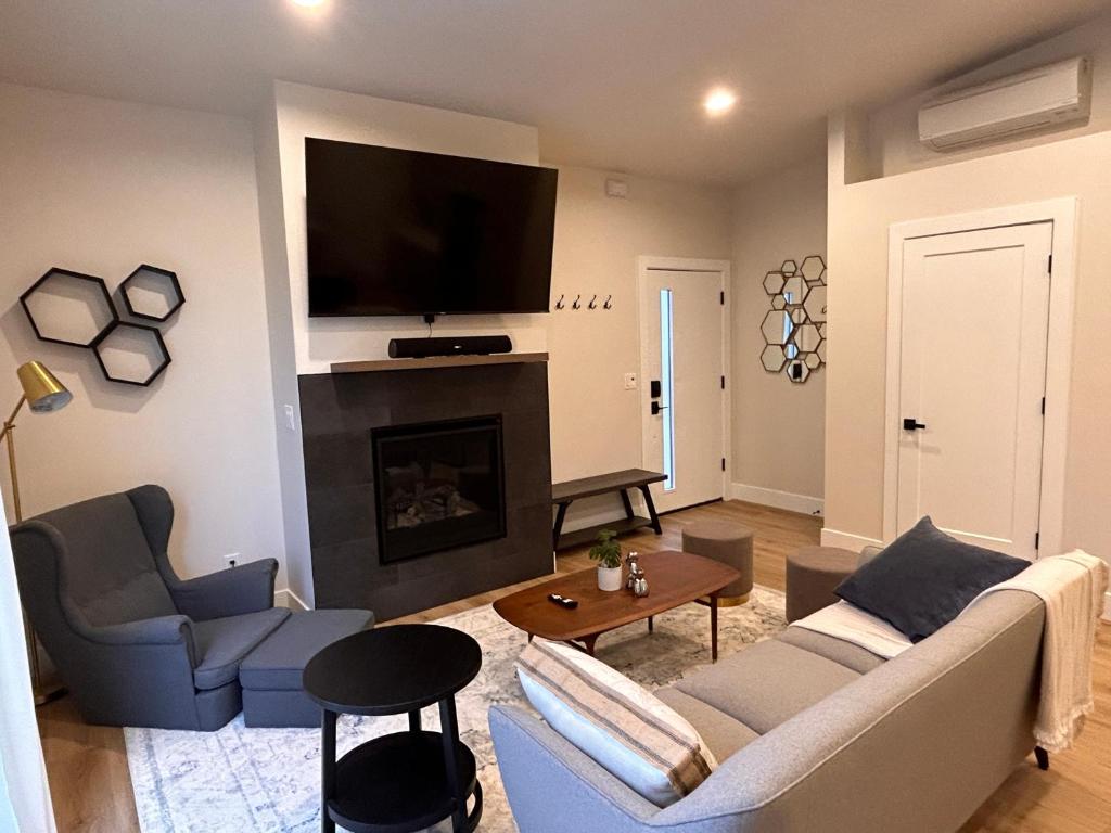 Cozy and Adorable Tiny House - Near PDX! photo 3