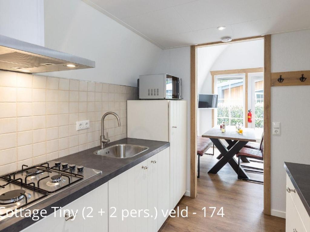 Beautiful cottage with dishwasher, in a holiday park not far from Giethoorn photo 2