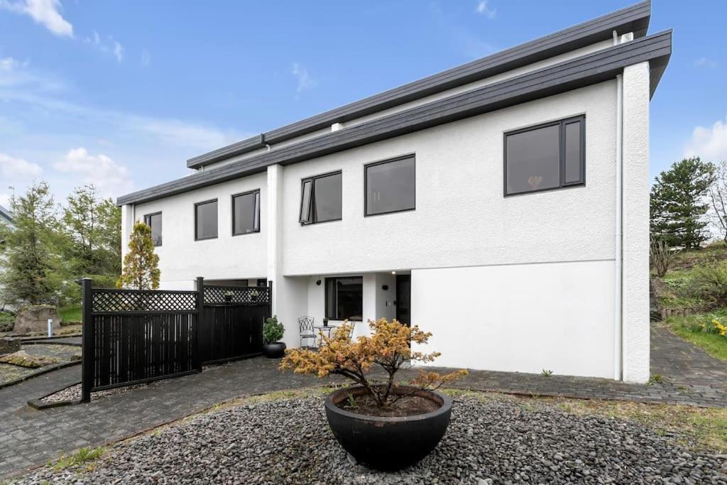 A modern and stylish furnished house in Reykjavík photo 4
