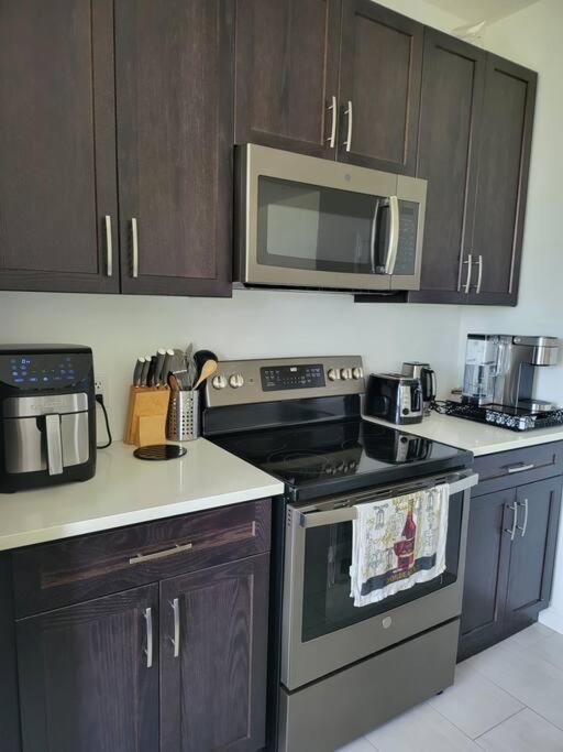 Deluxe 3 Bedroom near Hyde Park mall & Western Uni photo 1