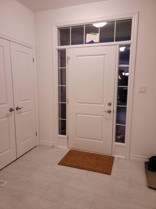 Deluxe 3 Bedroom near Hyde Park mall & Western Uni photo 4