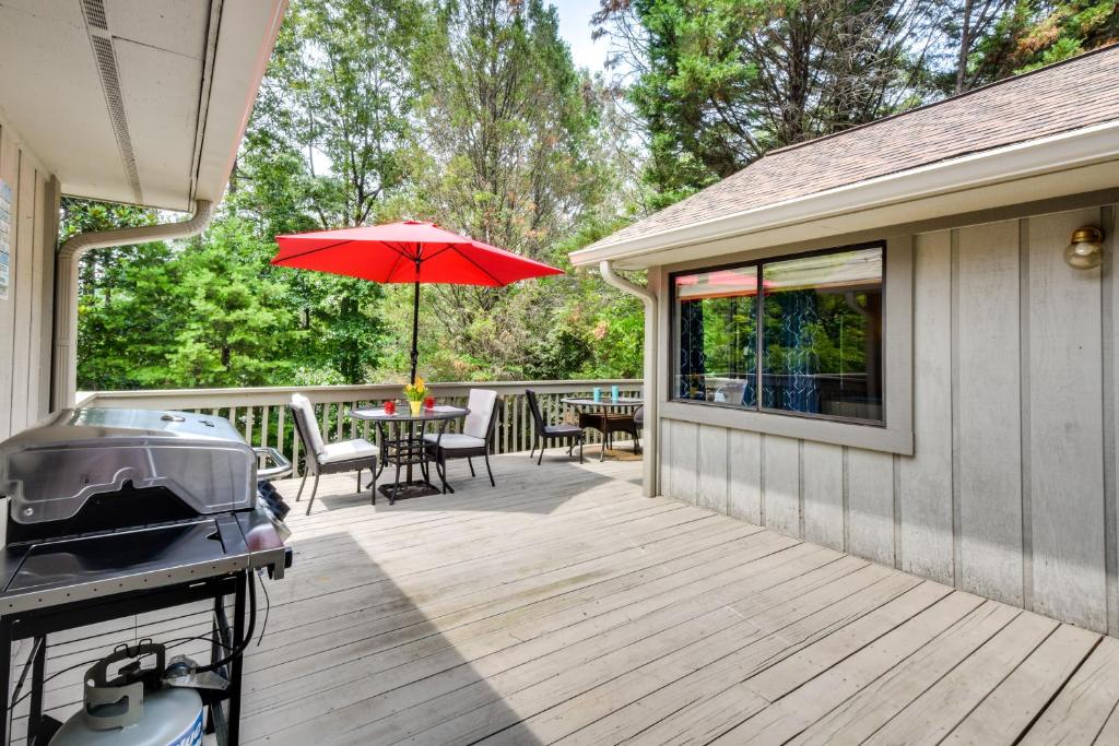 Charming Salem Townhome with Deck Near Lake Keowee photo 2