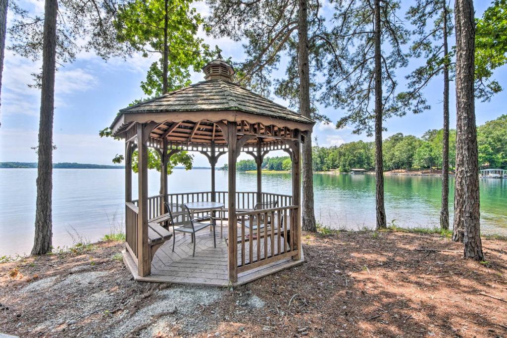 Charming Salem Townhome with Deck Near Lake Keowee photo 3