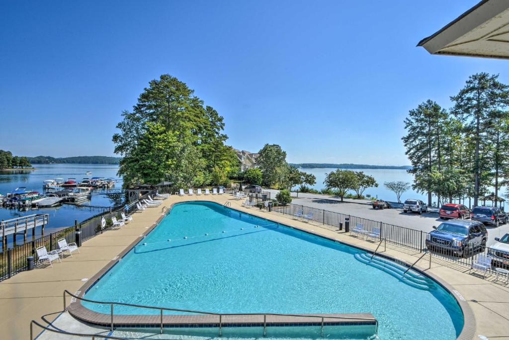 Charming Salem Townhome with Deck Near Lake Keowee