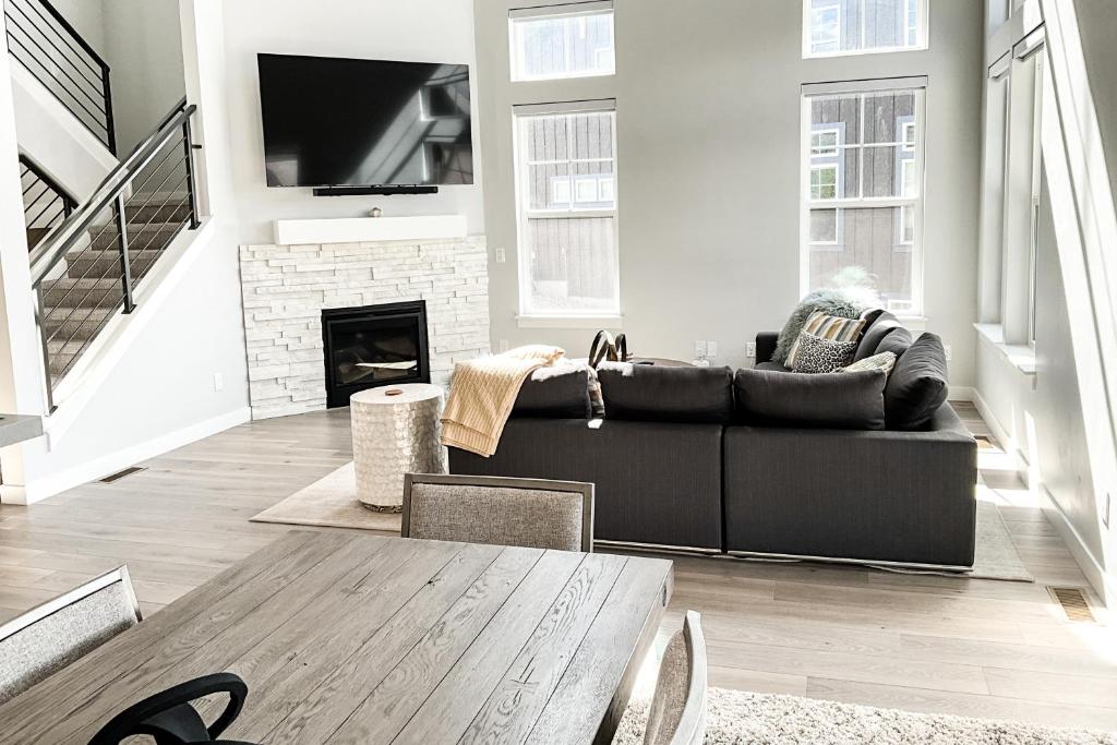 Modern Mountain Retreat image