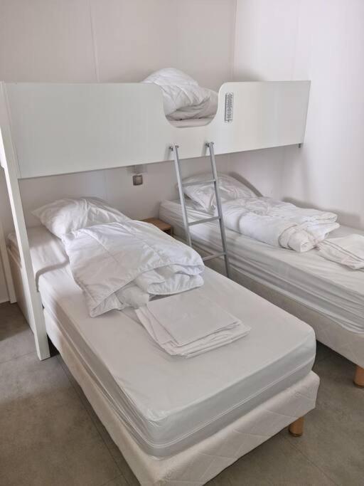 Location d'un mobil-home de 35 m² au Camping Les Sables d'Or - 4 étoiles avec grand parc aquatique photo 3