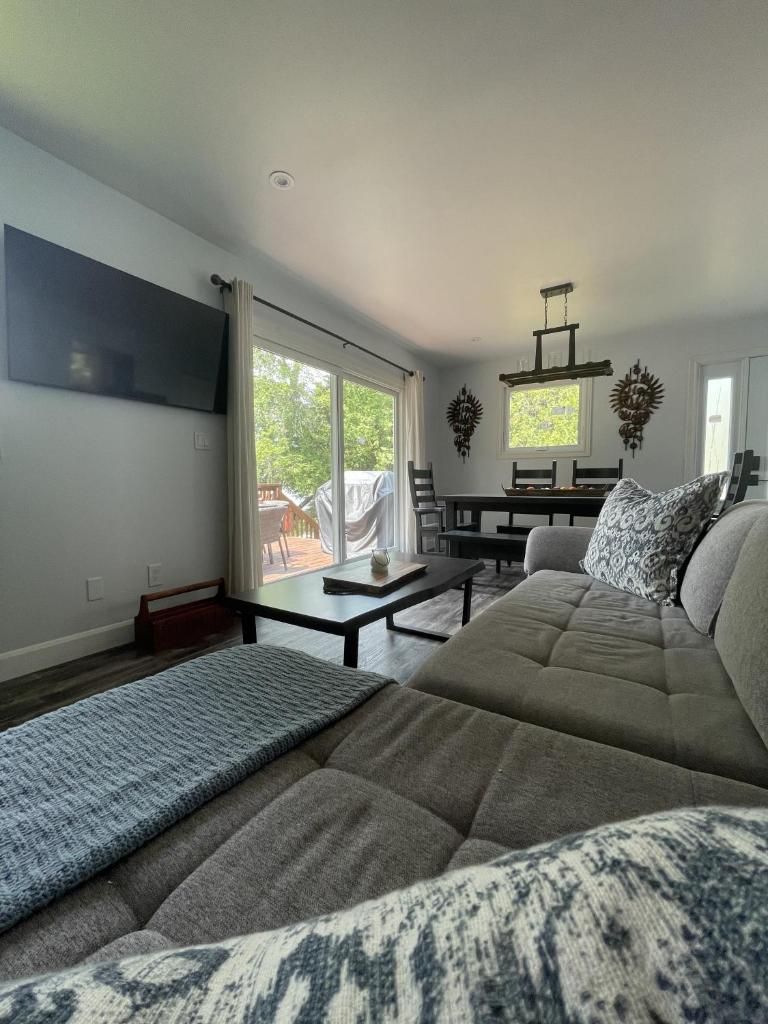 Modern, Sunset Waterfront Cottage with EV Charger photo 3