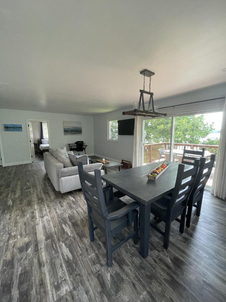 Modern, Sunset Waterfront Cottage with EV Charger photo 1