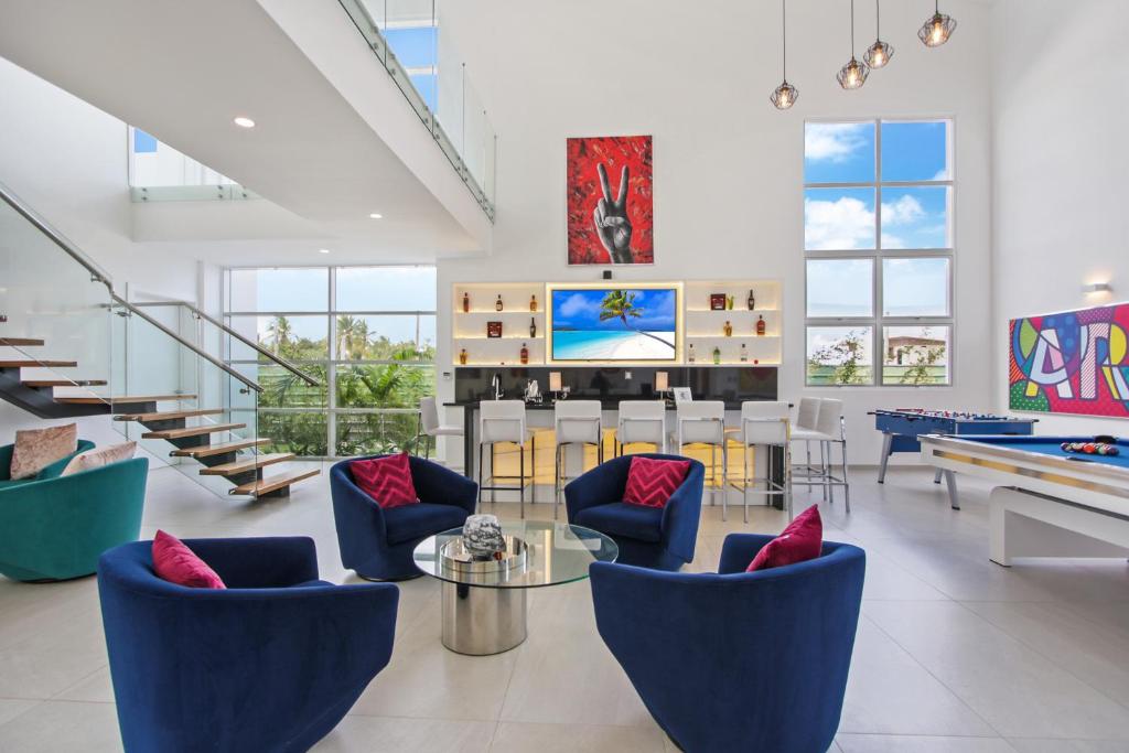 Exquisite Contemporary 8BR Pool Villa with Chef, Butler, Maid, and Eden Roc Beach Club Access photo 4