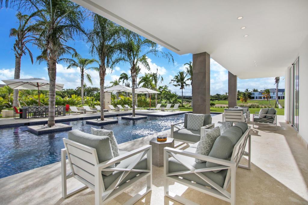 Exquisite Contemporary 8BR Pool Villa with Chef, Butler, Maid, and Eden Roc Beach Club Access photo 2