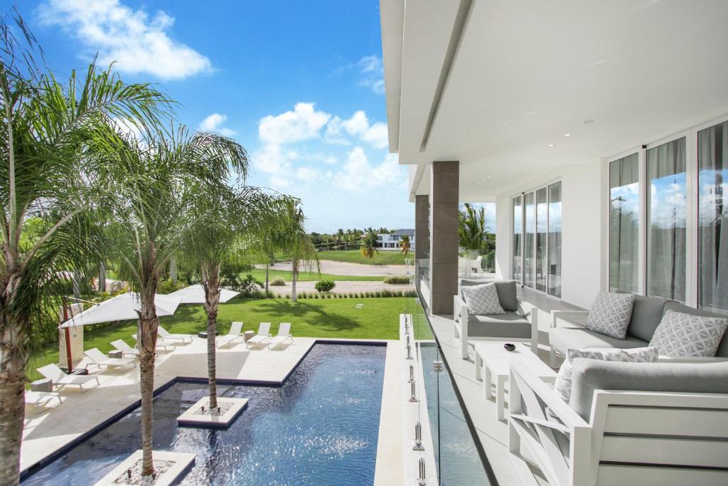 Exquisite Contemporary 8BR Pool Villa with Chef, Butler, Maid, and Eden Roc Beach Club Access photo 1