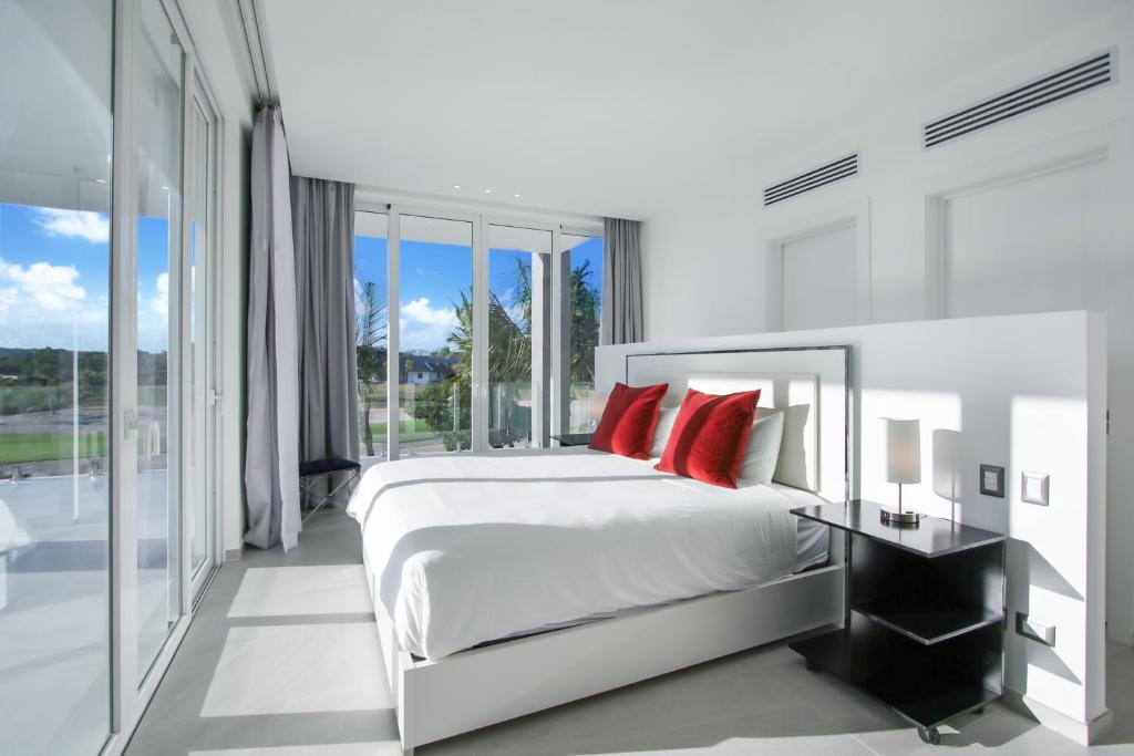 Exquisite Contemporary 8BR Pool Villa with Chef, Butler, Maid, and Eden Roc Beach Club Access photo 3