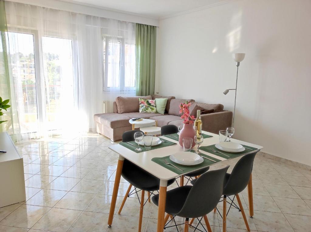 Sea Breeze II Apartment photo 2