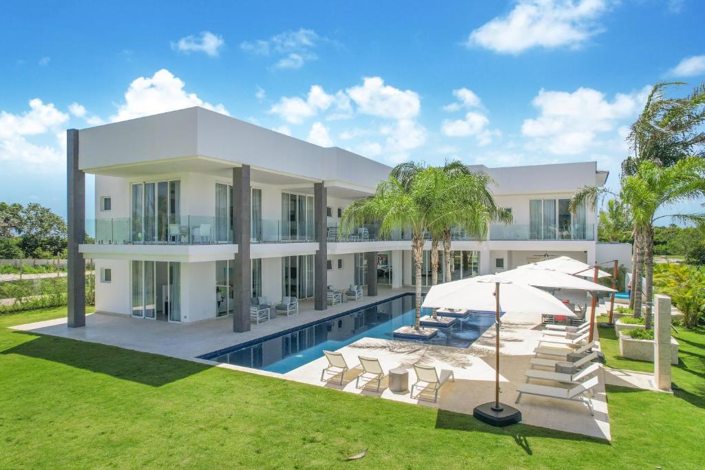 Exquisite Contemporary 8BR Pool Villa with Chef, Butler, Maid, and Eden Roc Beach Club Access