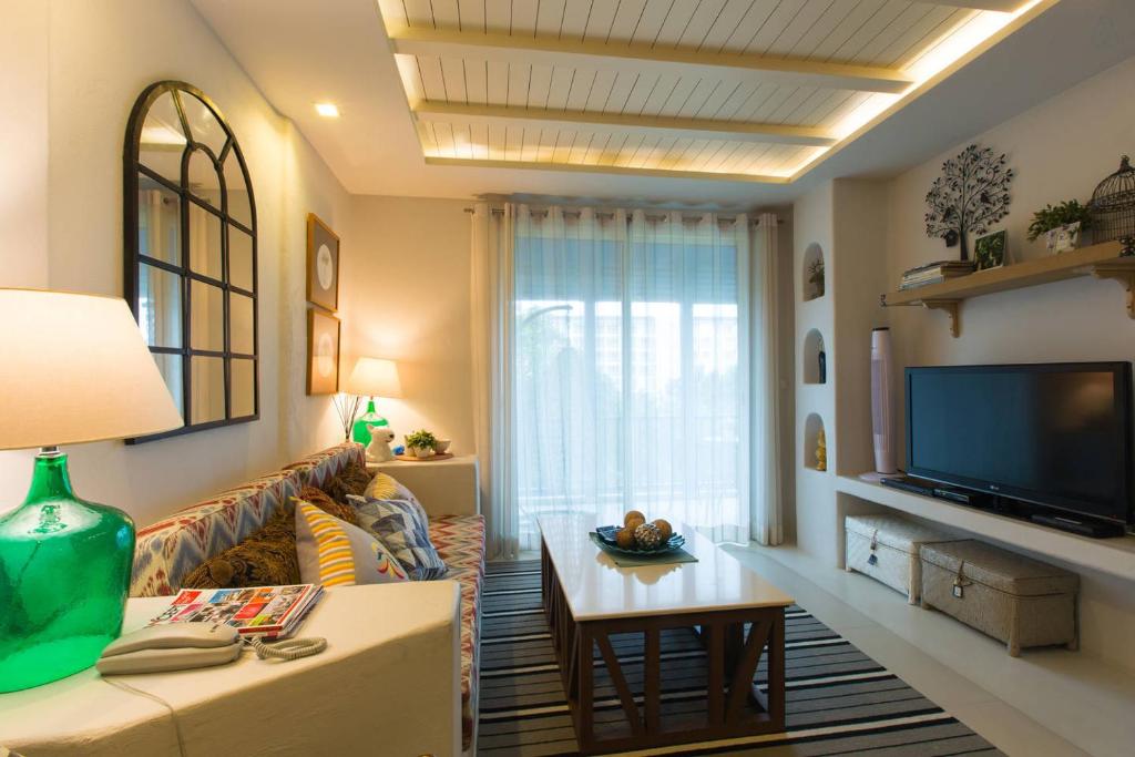 Chelona 463 Khao Tao Condominium - Tap to explore photos
