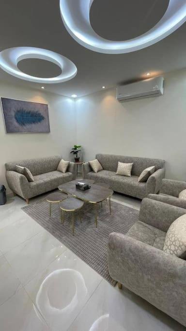 دور أرضي بمدخل سيارة خاص VIP
