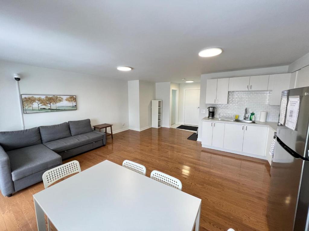 Letitia Heights !A Spacious and Quiet Private Bedroom with Shared Bathroom photo 3