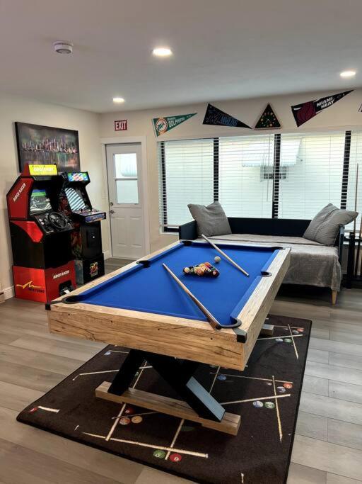 Modern Tropical Oasis with Arcade, HotTub & MiniGolf photo 4