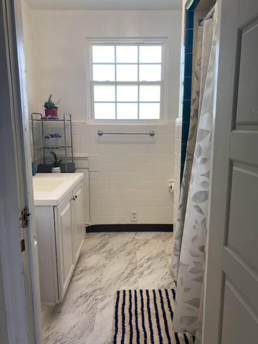 Cozy home, King bed, 3 bedrooms,close to downtown beaches towncenter photo 2