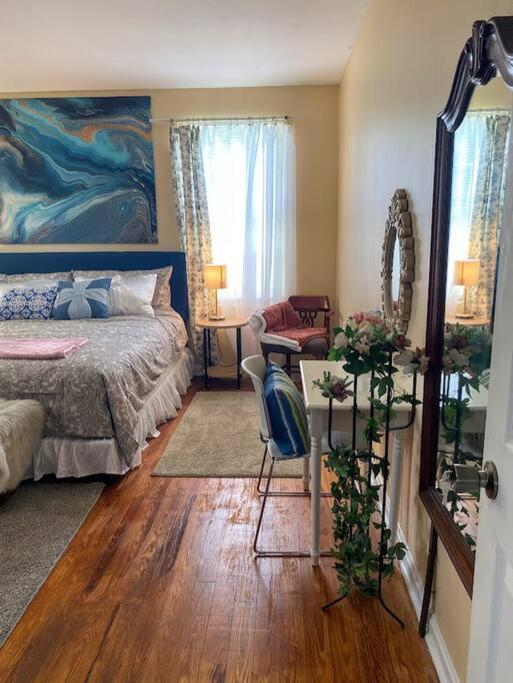 Cozy home, King bed, 3 bedrooms,close to downtown beaches towncenter photo 3