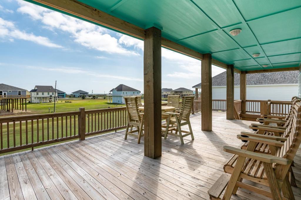 Stylish 4BR Crystal Beach Retreat Walk to Beach photo 4
