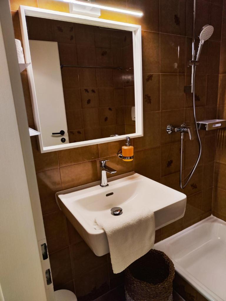 Apartment 401 photo 1