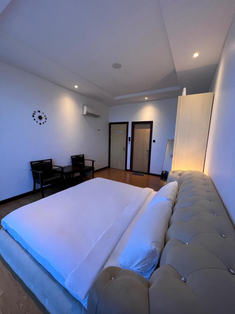 Super comfy 1800sqft Condo in Imperial Suites Boulevard Mall photo 3