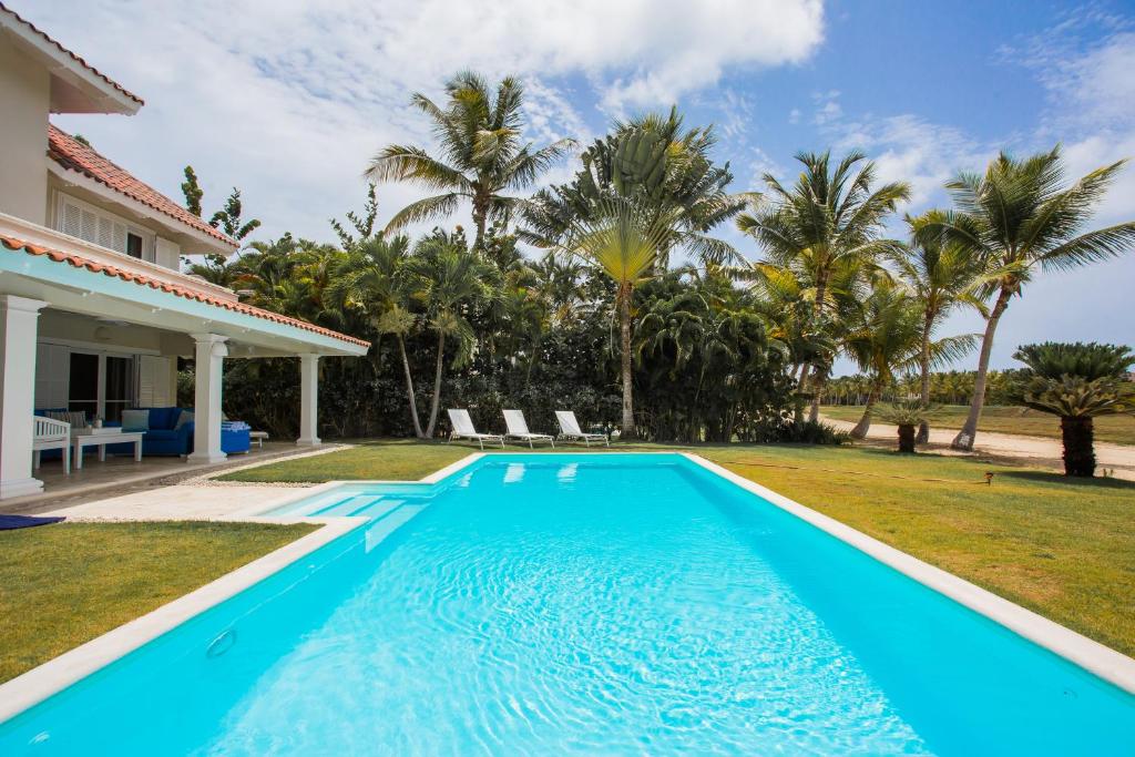 Elegant 4-Bedroom Villa in Exclusive Puntacana Resort & Club with Golf Course Views photo 1
