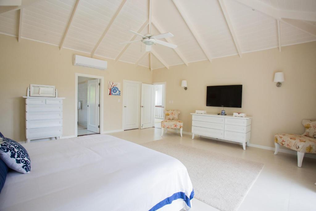 Elegant 4-Bedroom Villa in Exclusive Puntacana Resort & Club with Golf Course Views photo 4