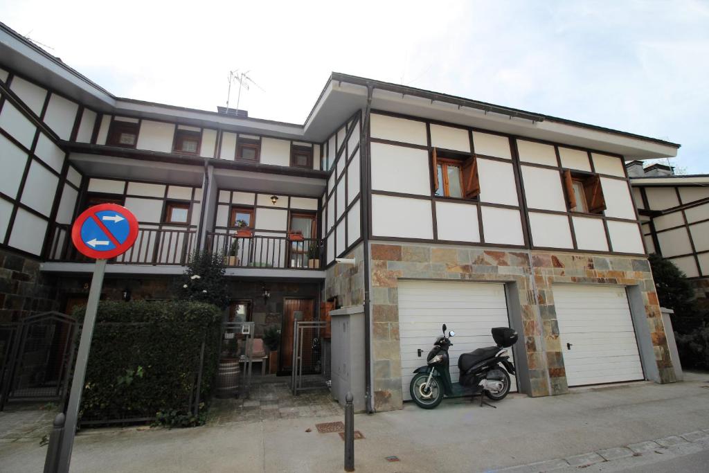 Chalet junto a la Ciudadela de Jaca photo 1