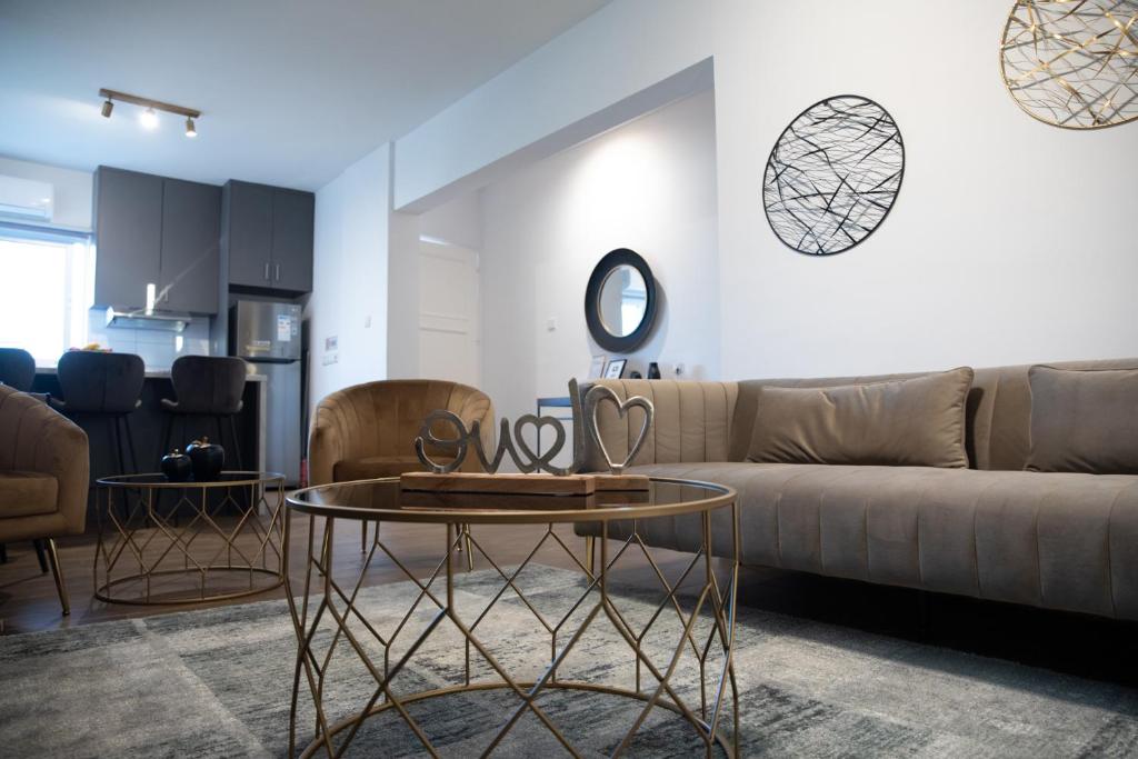 Glamorous, Renovated 3-Bedroom Apt in Nicosia, Egkomi photo 2