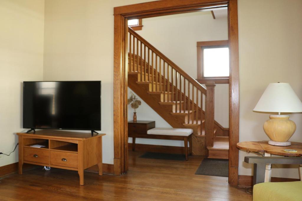 Historic Home Near Downtown in Public Transportation Hub photo 2