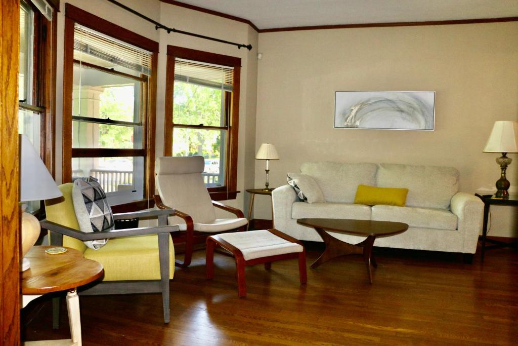 Historic Home Near Downtown in Public Transportation Hub photo 4