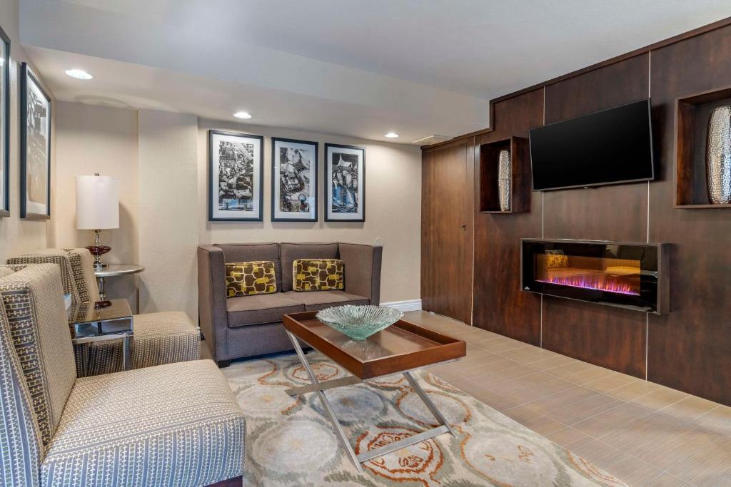 Best Western Carmel's Town House Lodge image