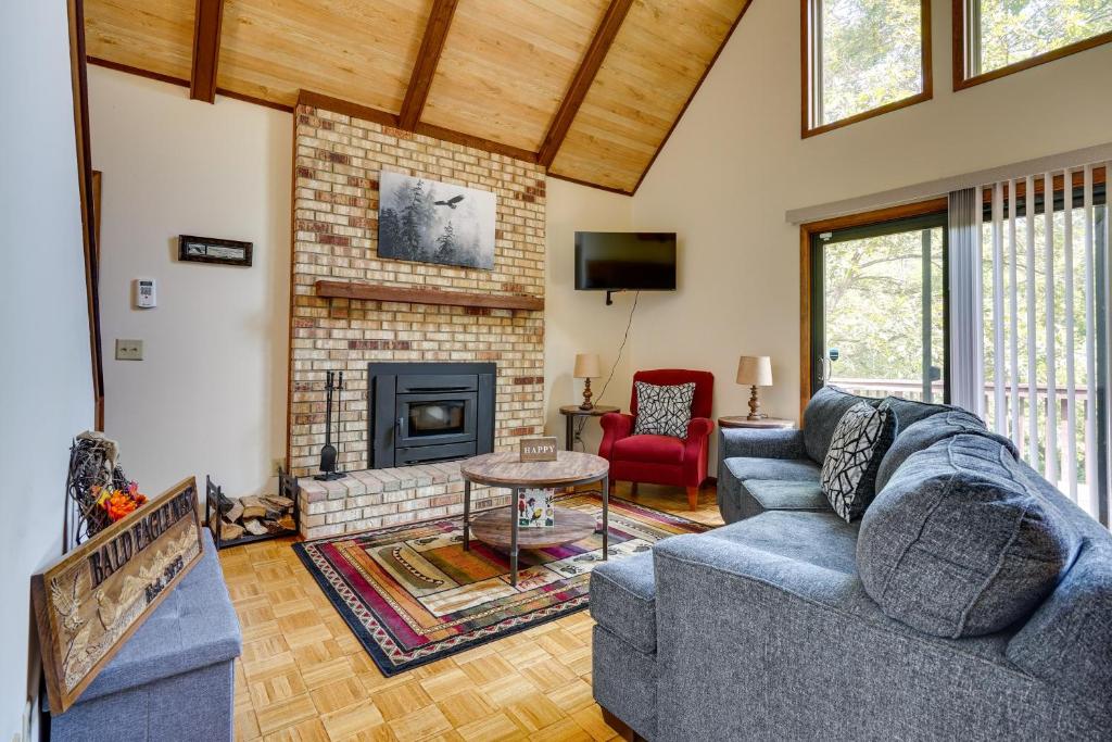 Howard Cabin Rental about 3 Mi to Apple Valley Lake!