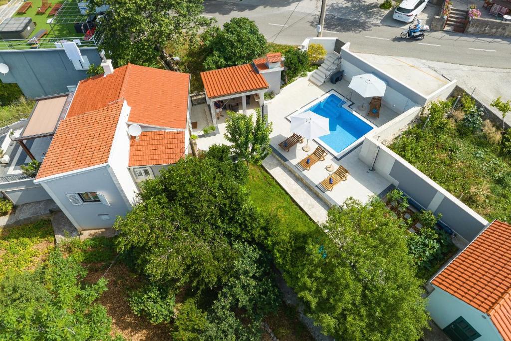 Villa Ella - swimming pool, garden, baby friendly photo 1