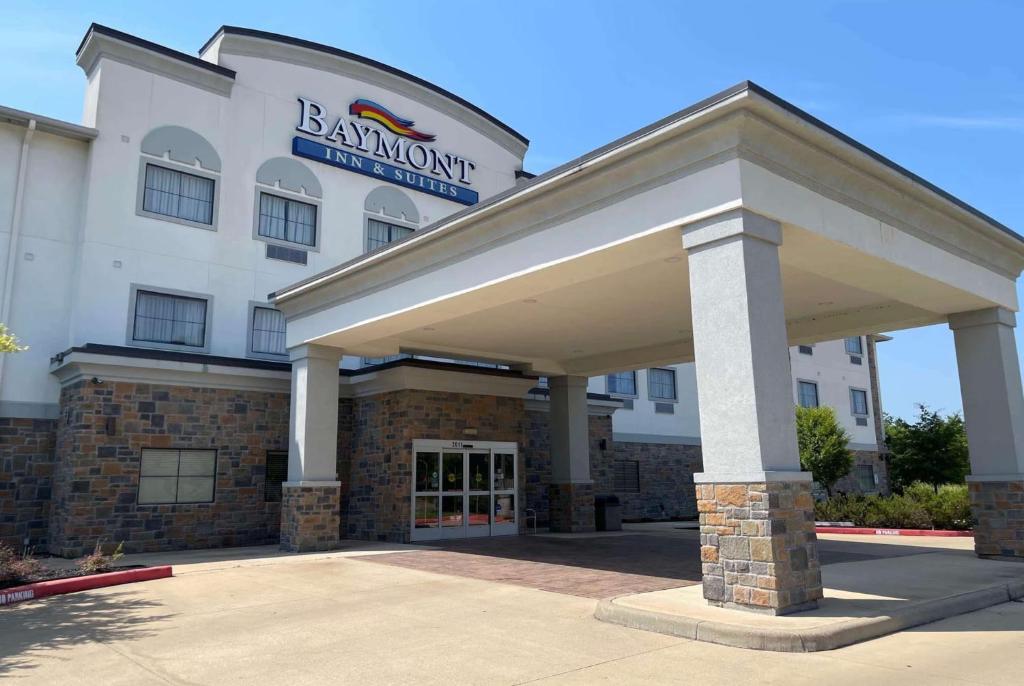 Baymont by Wyndham College Station photo 1