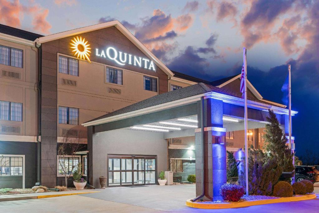 La Quinta Inn & Suites by Wyndham Ada image