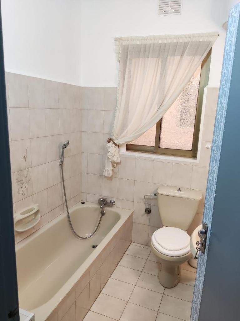 Lovely second floor apartment 2double bedrooms. photo 3